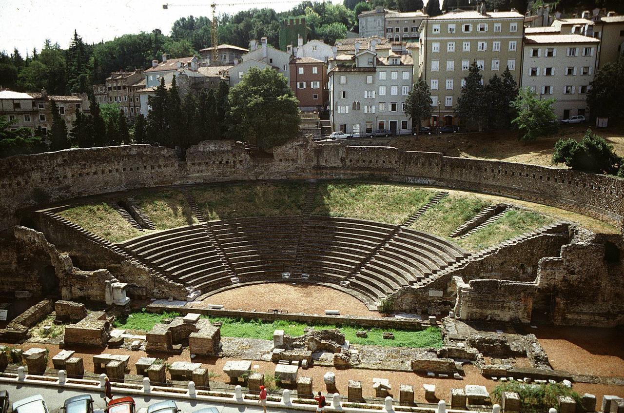 Residence Teatro Romano Trieste Bagian luar foto