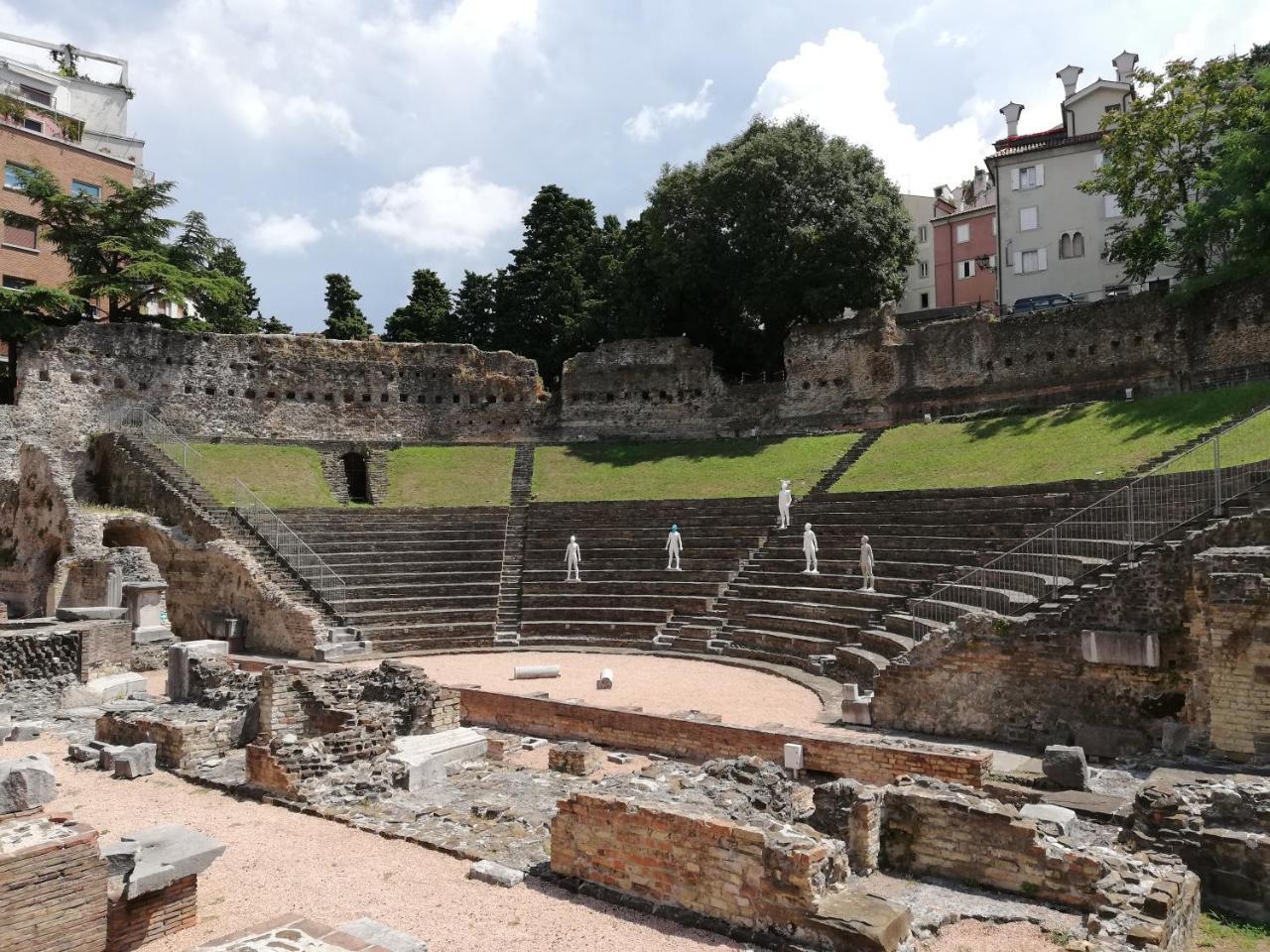 Residence Teatro Romano Trieste Bagian luar foto