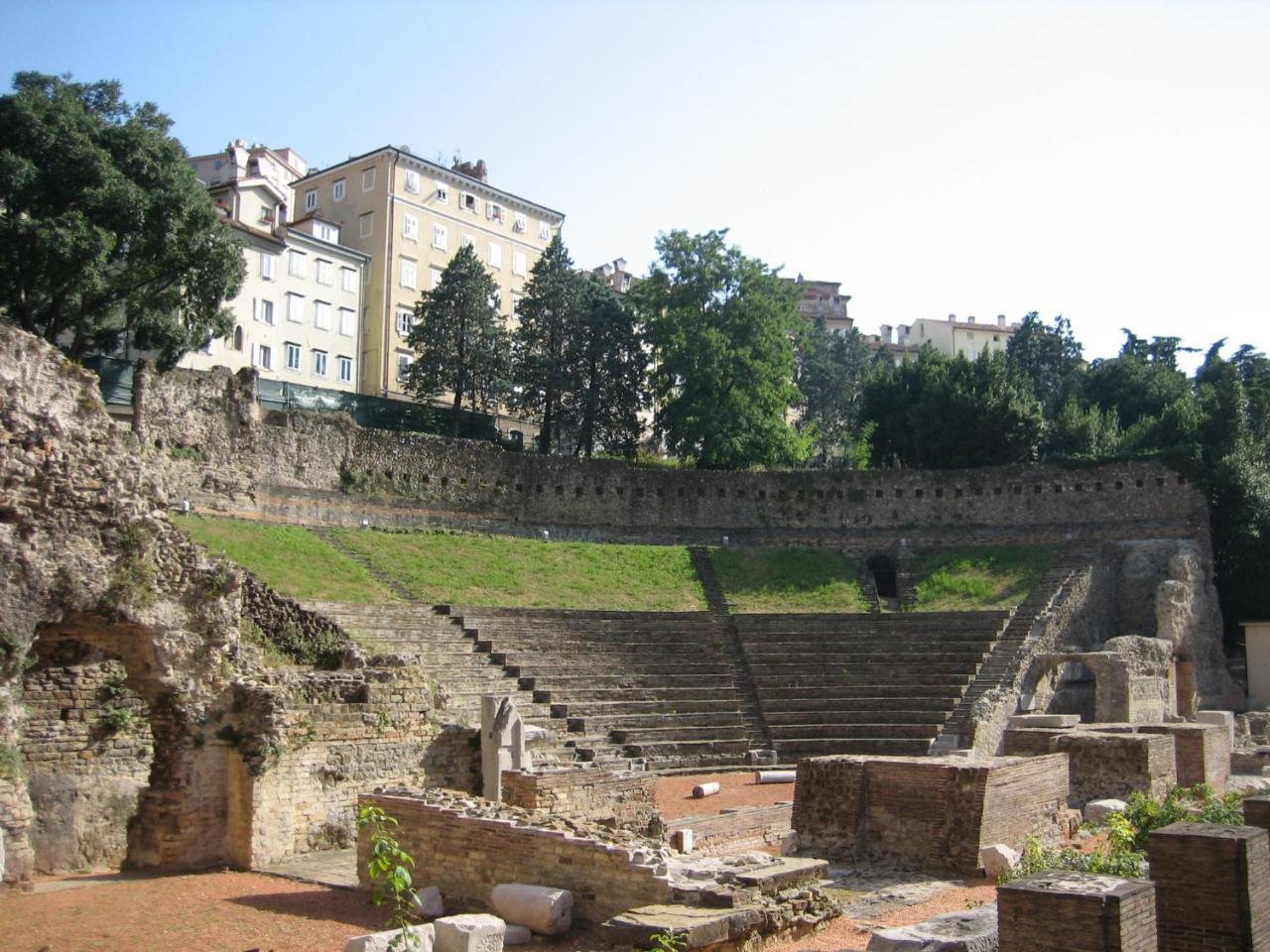 Residence Teatro Romano Trieste Bagian luar foto